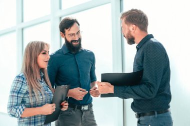 bir grup iş adamı yeni iş tekliflerini tartışıyor