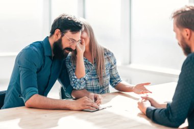 Bir grup başarılı genç müzakere masasında oturuyor..