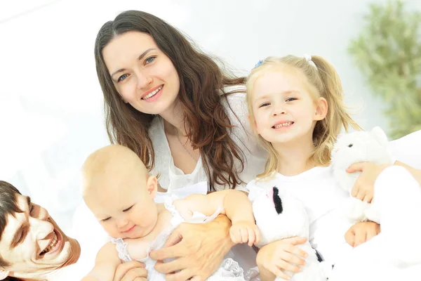 Familjeporträtt. Mamma, pappa och två döttrar. begreppet föräldraskap — Stockfoto