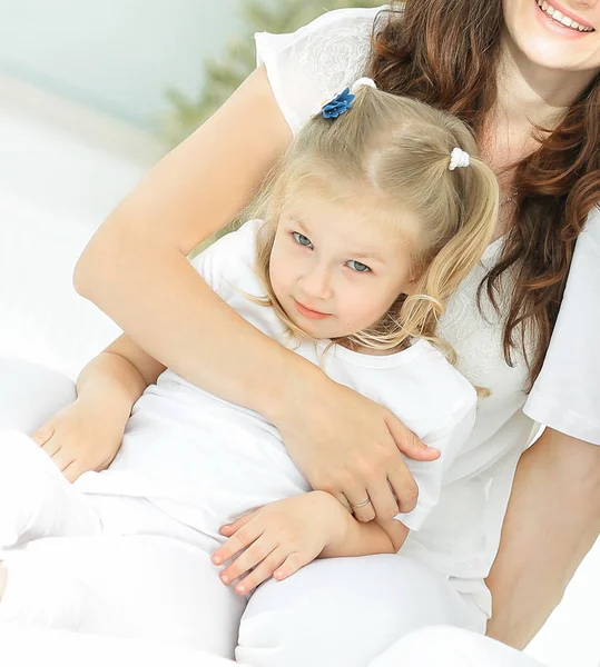 Modern gelukkig gezin op een zondag in de kinderkamer — Stockfoto