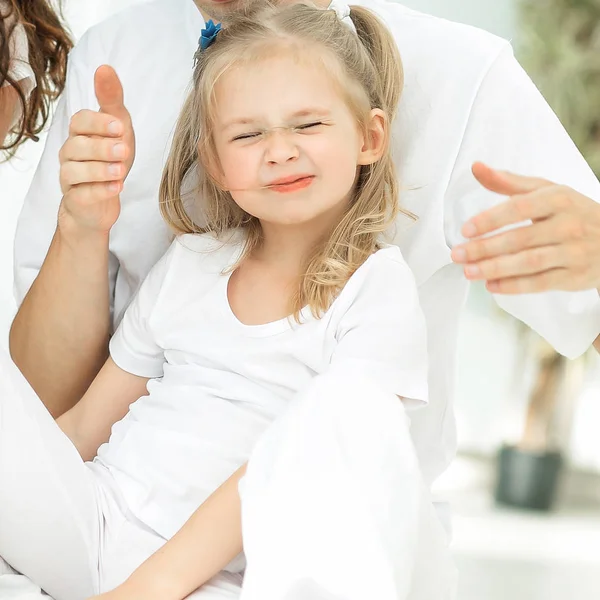 Famiglia felice moderna di domenica nella camera dei bambini — Foto Stock