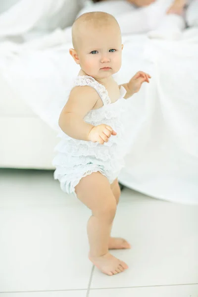 Bonito sorrindo bebê menina aprendendo a andar — Fotografia de Stock