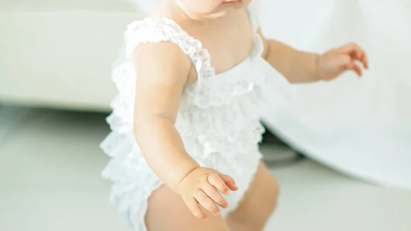 Mignon sourire bébé fille apprendre à marcher — Photo
