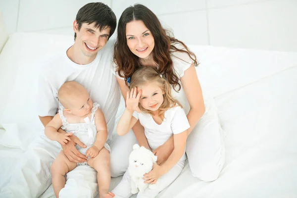 Retrato de una familia feliz sobre un fondo blanco — Foto de Stock