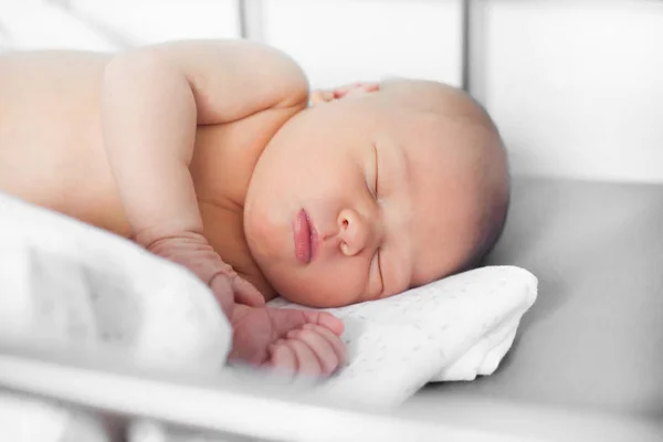 Mooie pasgeboren baby met tag op de hand — Stockfoto