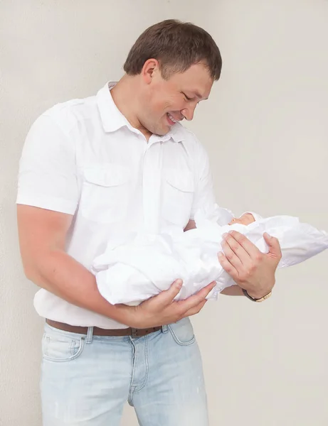 Feliz padre sostiene a su hija recién nacida en sus brazos —  Fotos de Stock