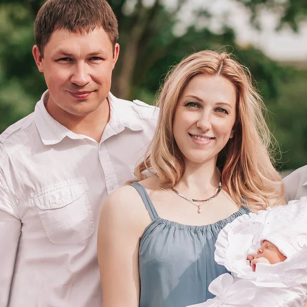 Portrét šťastného manželského páru s jejich novorozeným dítětem. — Stock fotografie