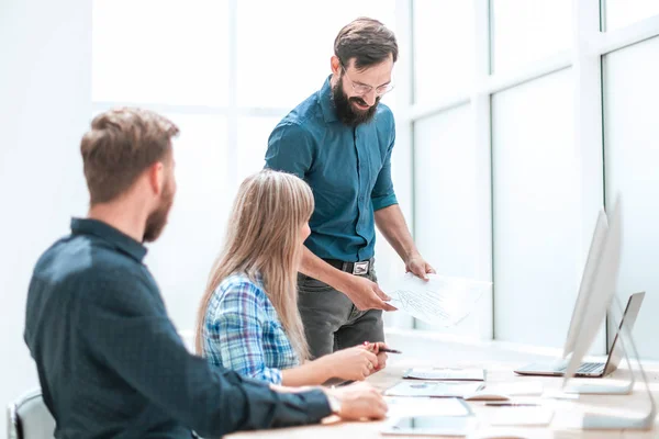 Projectmanager bespreken met business team zakelijke documenten — Stockfoto