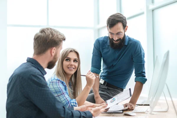 De cerca. equipo empresarial que analiza los datos financieros  . — Foto de Stock