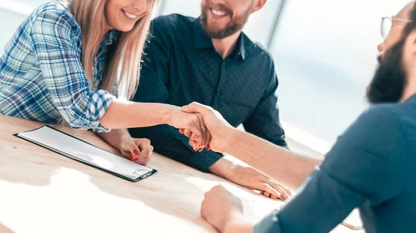 Gente de negocios dando la mano en una reunión en la oficina . — Foto de Stock