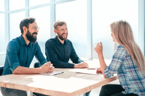 HR managers in an interview with a new employee. — Stock Photo, Image