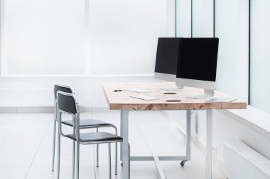 Boş bir ofiste işyeri iş ekibi.