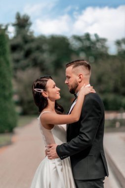 Sevgili yeni evli çiftimiz, bir yaz günü yürüyüşe çıktılar.