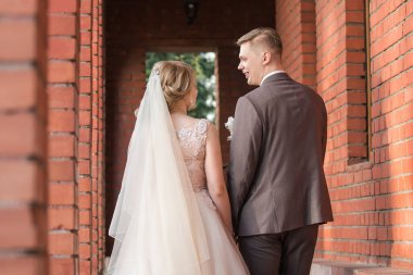 Kapat. Gelin ve damat yürüyüşe çıktılar. .