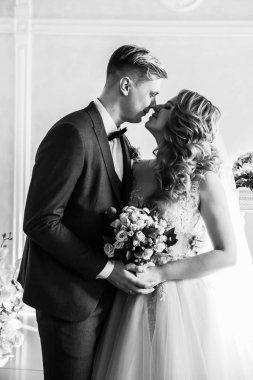 siyah beyaz fotoğraf. Mutlu bir gelin ve damadın portresi.