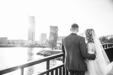 Dikiz aynası. Köprüde dikilen iki yeni evli çift. siyah beyaz fotoğraf