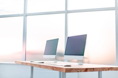 Kapat. Tahta masadaki modern bilgisayarlar