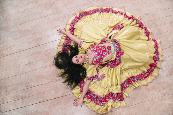 Kiváló kilátás. fiatal nő egy gyönyörű ruha énekel egy szenvedélyes cigány tánc — Stock Fotó