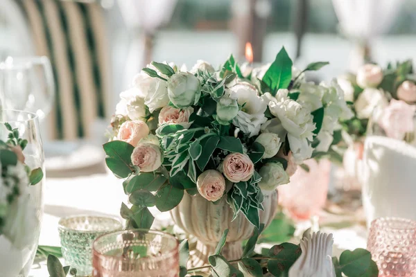 Vicino. bellissimo bouquet sulla tavola nuziale — Foto Stock