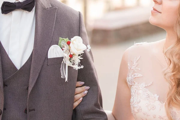 Vue de dessus. heureux marié et mariée assis sur un banc — Photo