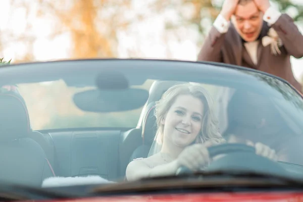 Nevěsta odjíždí autem od svého ženicha. — Stock fotografie