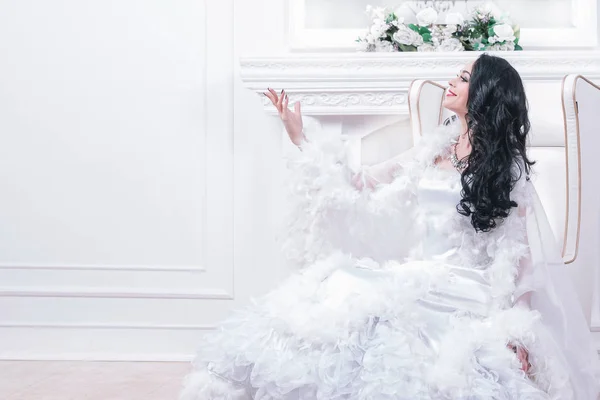 Beautiful female dancer in white ball gown. — Stock Photo, Image