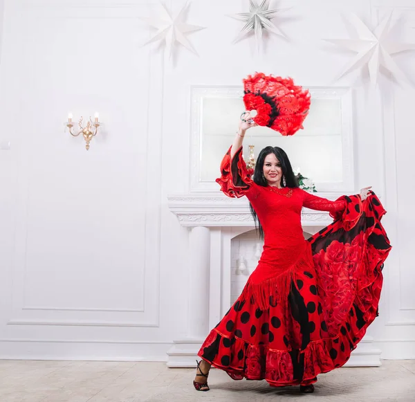 Vonzó női táncos piros ruha előadó tánc — Stock Fotó