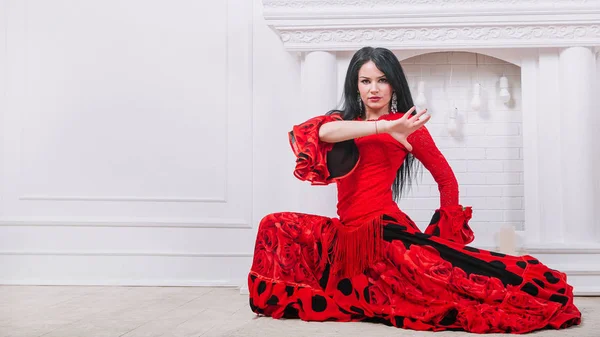 Ballerina in abito rosso che esegue danza zingara — Foto Stock