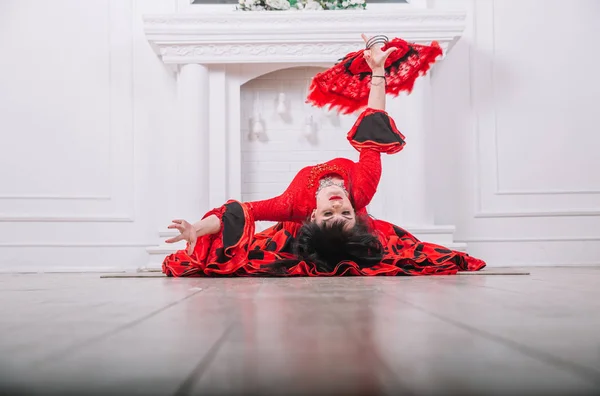 Χορεύτρια με κόκκινο φόρεμα που παίζει παραδοσιακό τσιγγάνικο χορό — Φωτογραφία Αρχείου