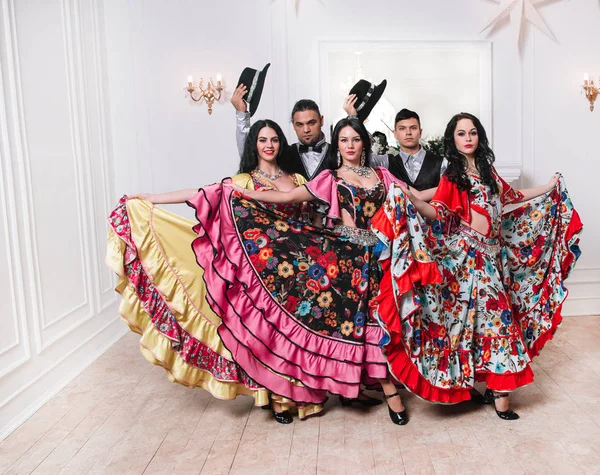 Три привлекательные танцовщицы исполняют цыганский танец — стоковое фото