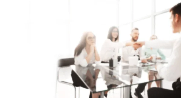 Zakenvrouw die een nieuwe werknemer de hand schudt. wazig achtergrond met kopieerruimte. — Stockfoto