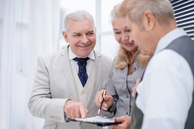 Kapat. güncel görevleri tartışan bir grup çalışan