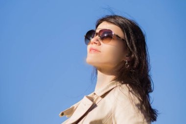 mavi bir arka plan üzerinde emin iş kadını