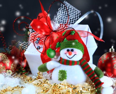 Kapat. Mutlu kardan adam Noel hediyelerinin arka planında