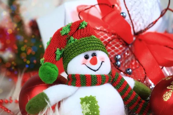 Nahaufnahme. Fröhlicher Schneemann unter dem Weihnachtsbaum. — Stockfoto