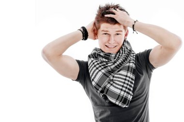 genç adam bir t-shirt ve scarf.isolated bir beyaz