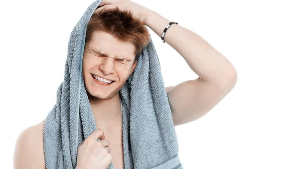 Junger Mann mit Handtuch entspannt sich nach der Dusche. lizenzfreie Stockfotos