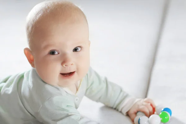 Närbild.glad en söt liten bebis låg på sängen.photo med kopia s — Stockfoto