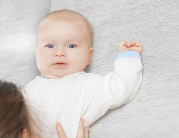 Bovenaanzicht. mooie baby liggend op de bank — Stockfoto