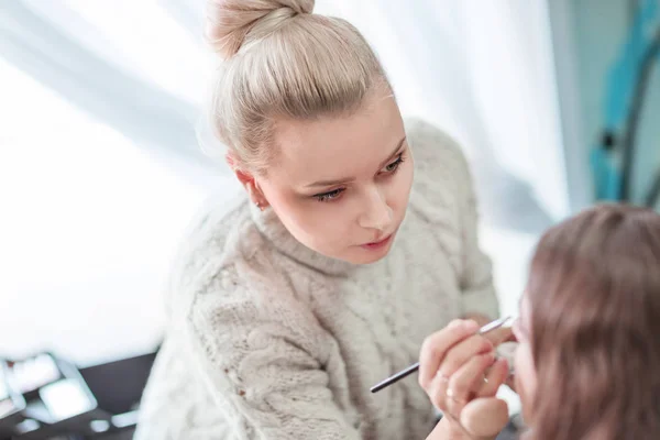 Makeup artist preparing bride before the wedding in a morning — Stock Photo, Image