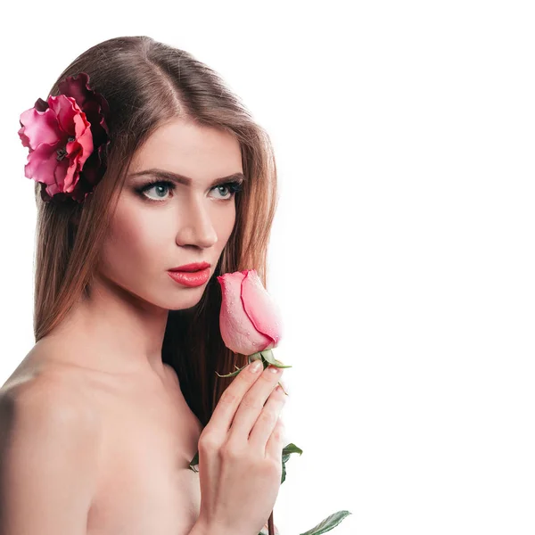 一个漂亮的年轻女子和一朵娇嫩的玫瑰的画像 — 图库照片
