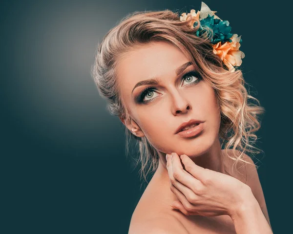 Jeune femme à la mode avec une coiffure élégante et le maquillage du soir . — Photo