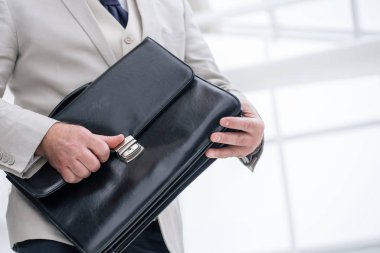 Kapat. İş arkadaşları ofis koridorundan geçiyor.