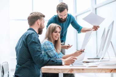 İşletme ekibi ofiste evraklarla çalışır.