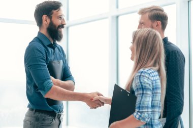 Ofis lobisinde tokalaşan iş adamları. .