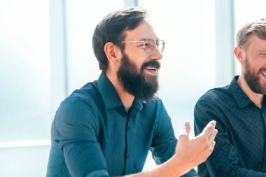 İK yöneticileri yeni bir çalışanla görüşüyor..