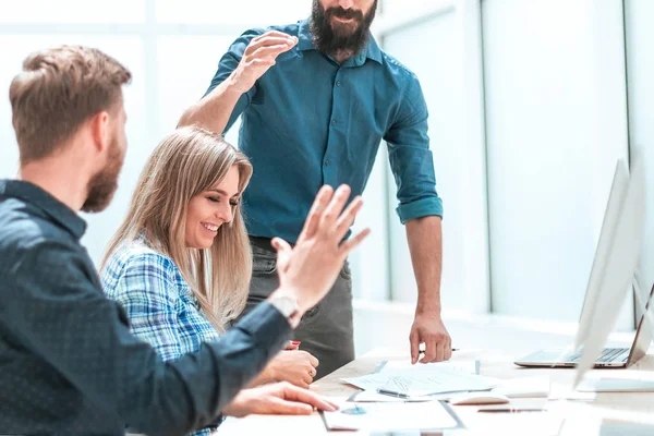 Gerente de proyecto discutiendo con el equipo de negocios documentos comerciales — Foto de Stock