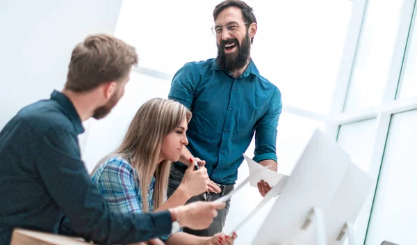 Empleados sonrientes revisando estados financieros. concepto de negocio — Foto de Stock