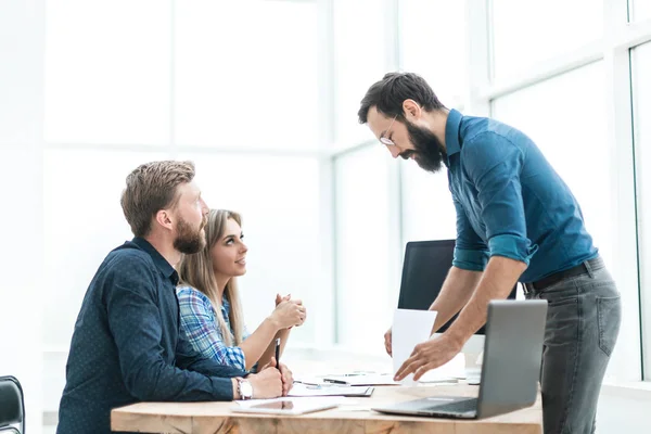 Mitarbeiter diskutieren mit einem Besucher der Agentur — Stockfoto