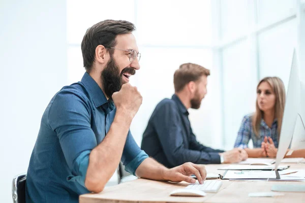 Nahaufnahme. glücklicher Geschäftsmann, der auf Computermonitor schaut. — Stockfoto